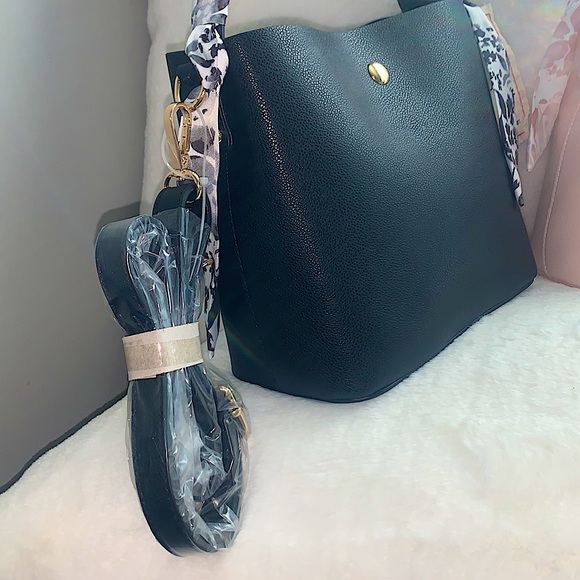 Black Handbag with detachable strap. - Picture 5 of 5